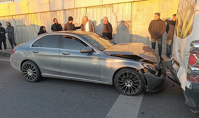 Otomobil Okul Servisine Çarptı, Sürücü Araçta Sıkıştı