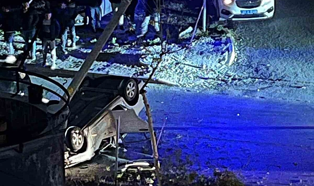 Refüje çıkan otomobil direğe çarptı, sürücü ağır yaralandı