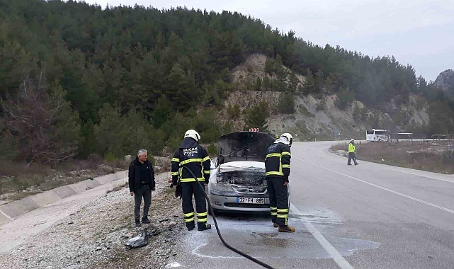 Seyir halindeyken alev alan otomobil kullanılamaz hale geldi