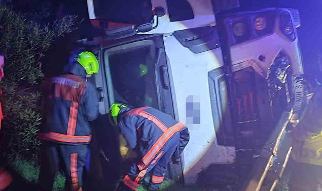 Tarsus'ta şarampole düşen kamyonun sürücüsü yaralandı