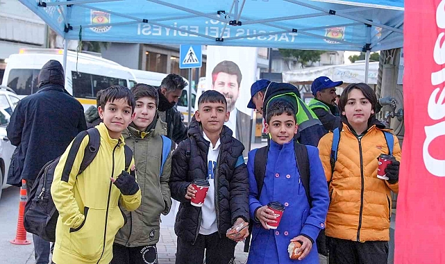 Tarsus'ta soğuk kış günlerinde vatandaşlara sıcak çorba ikramı
