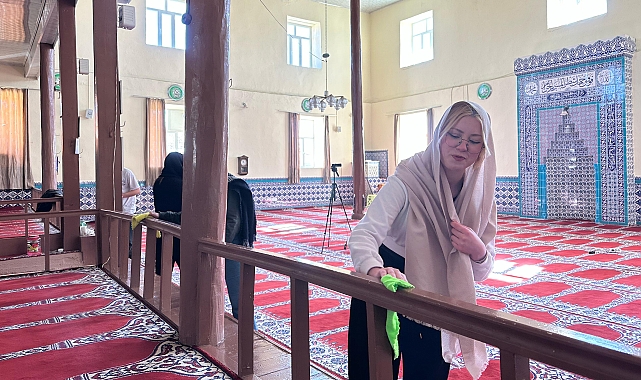 Üniversitelilerden cami temizliği