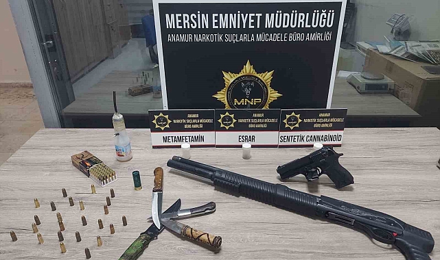 Yakalanan 2 şüpheliden silahlar ve uyuşturucu çıktı