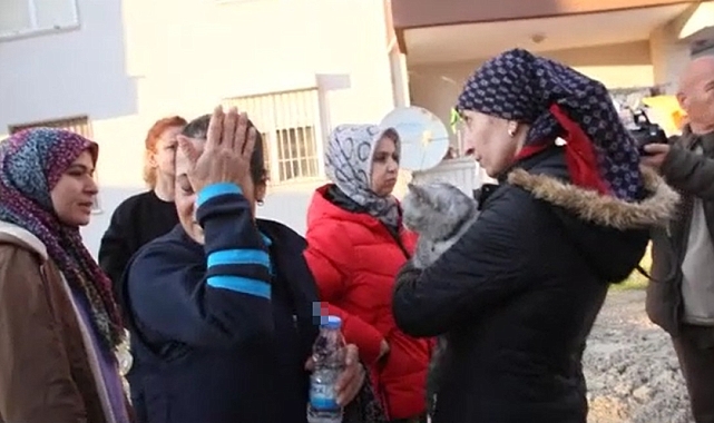 Yangında evleri küle döndü, kurtarılan kedilerinin yanında gözyaşı döktü