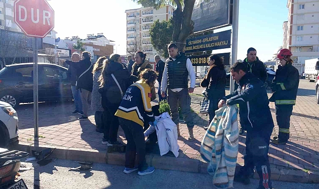 Yaralının üşümemesi için battaniye ile sardılar