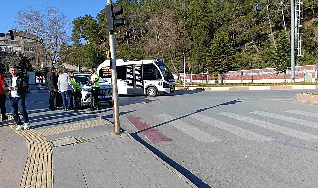 Yaya Geçidinde Hafif Ticari Araç Yayaya Çarptı:1 Yaralı