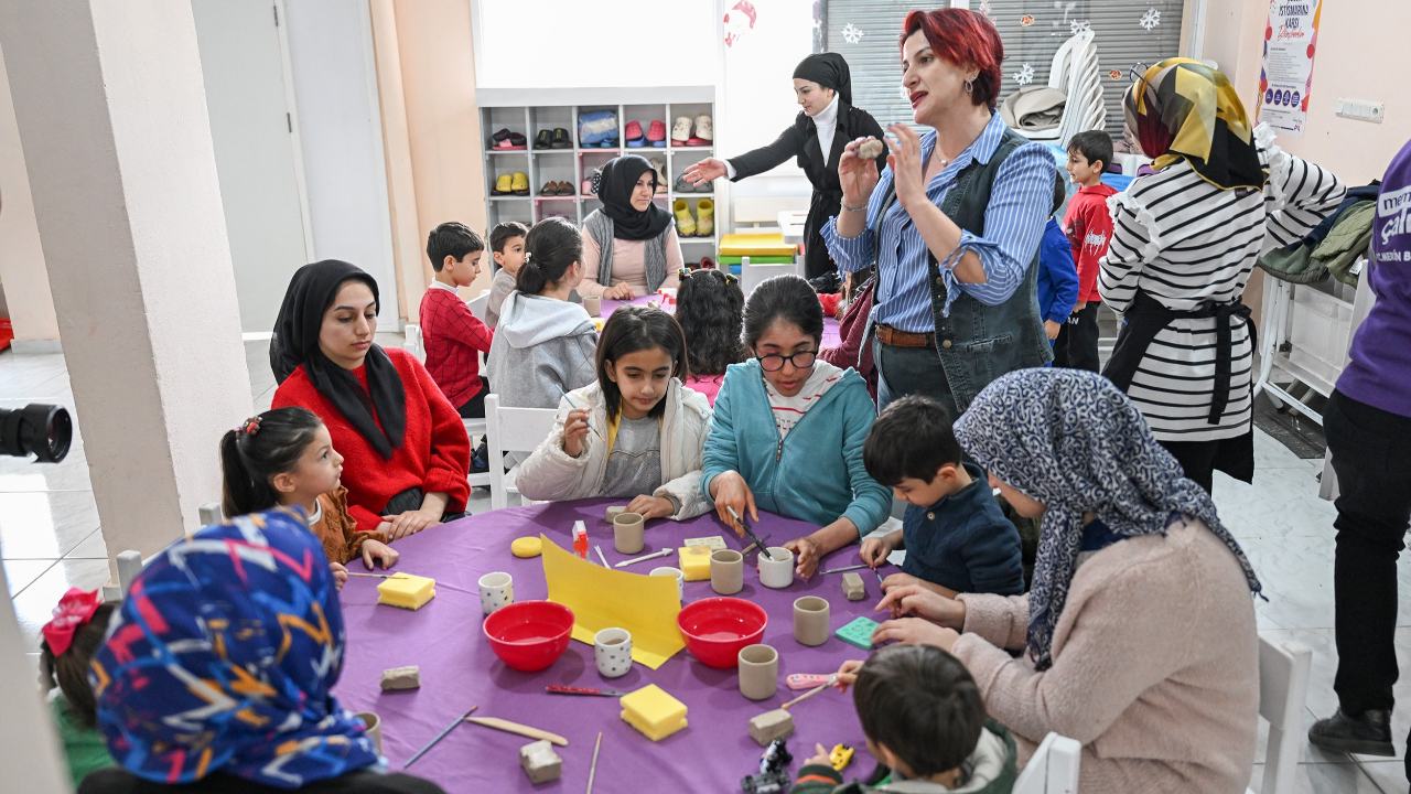 Mersin'de anne ve çocuklar seramikle buluştu