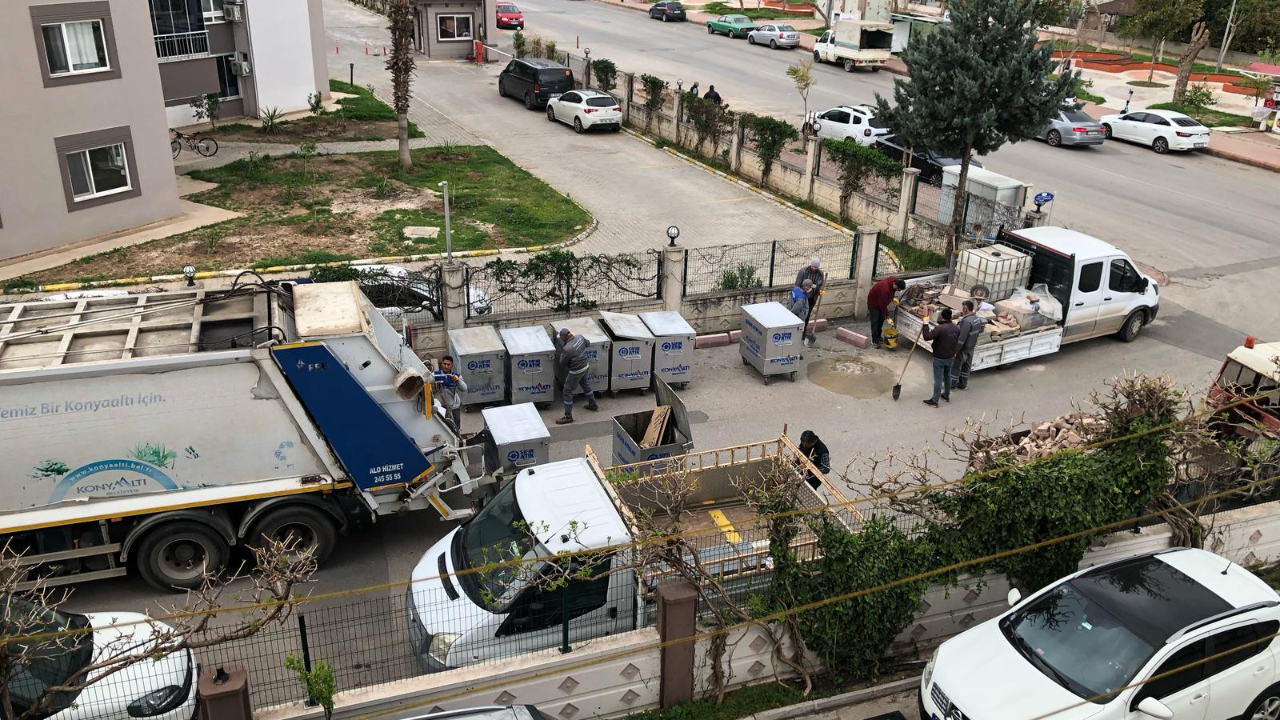 Konyaaltı Konakları Site Sakinleri, Çöp Konteynerlerinden Yayılan Kokudan Şikayetçi