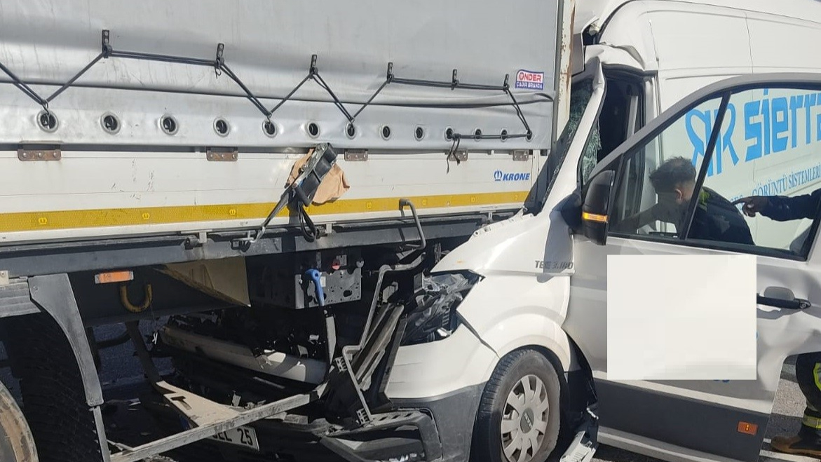 Kazada araçta sıkışan sürücüyü itfaiye kurtardı