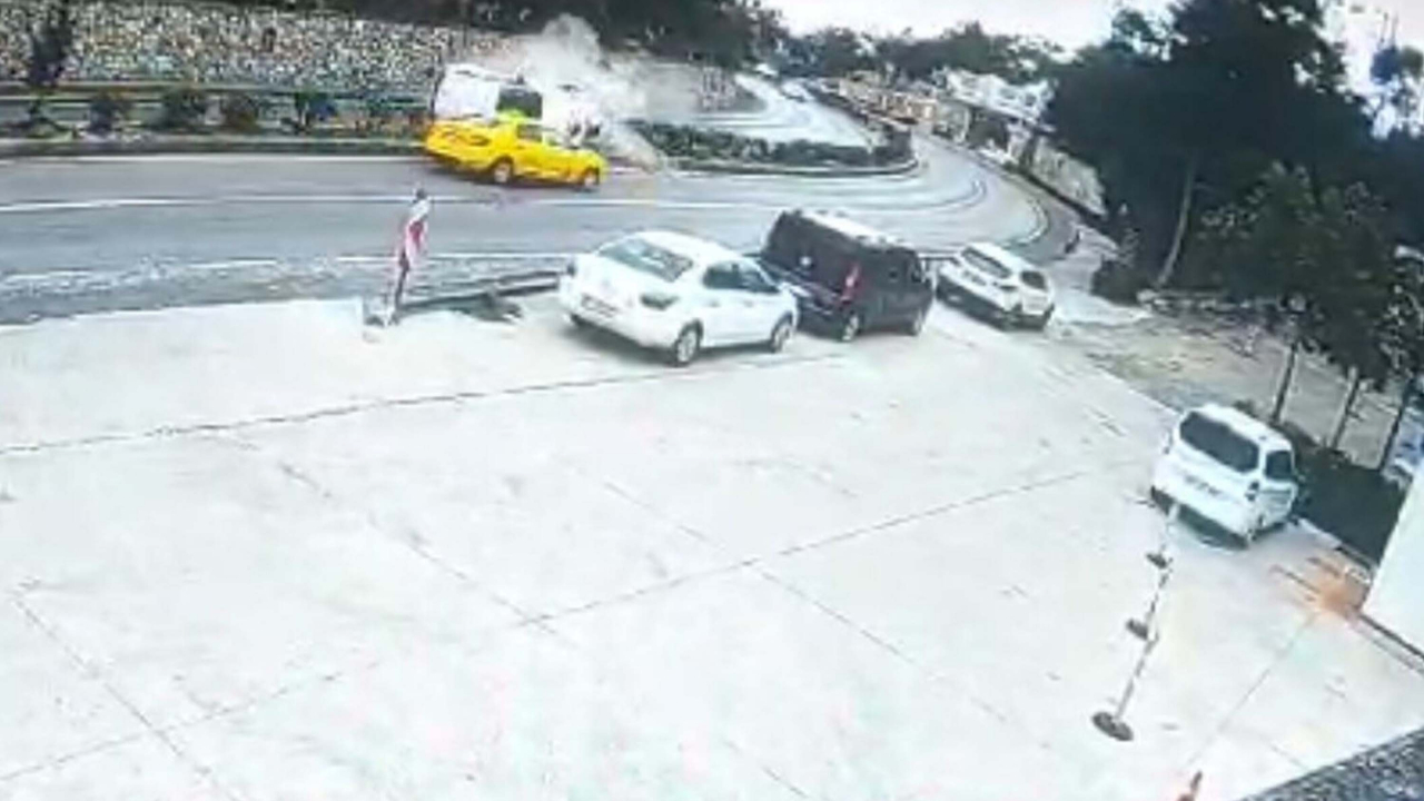 Karşı yöne geçen otomobil, taksi ve kamyonete çarptı: 2 yaralı