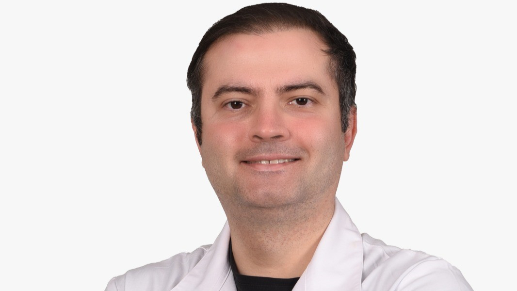 Gözlükten kurtulmanın yolları: Lazer ve implant cerrahisi