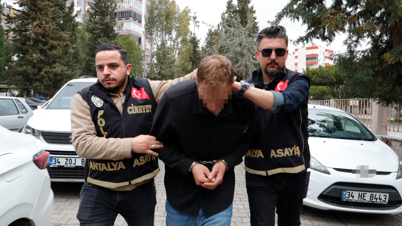 Babasını öldürme suçuyla adliyeye sevk edilen cinayet zanlısı tutuklandı