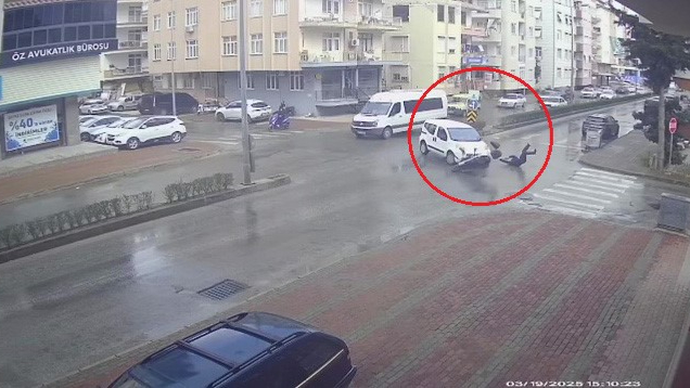Araçla çarpışan motosikletin sürücüsü yola savruldu