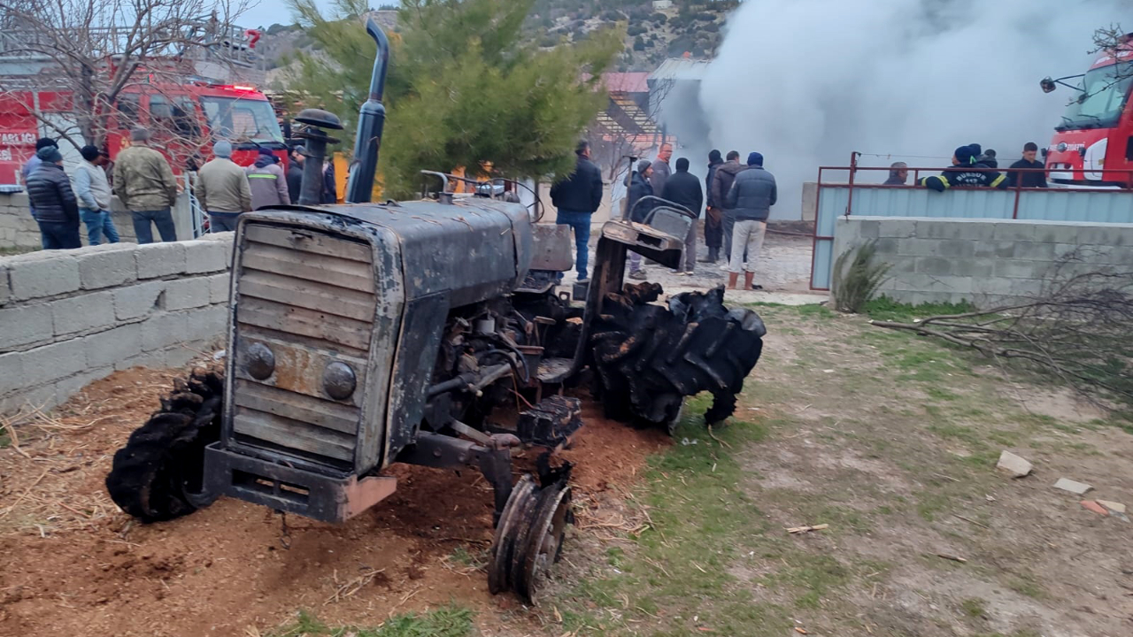 Odunluk yangını büyüdü, traktör ve samanlar kül oldu