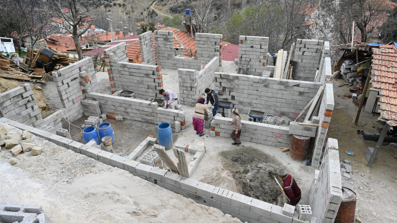 Fatma teyzenin yıkılan evi yeniden inşa ediliyor