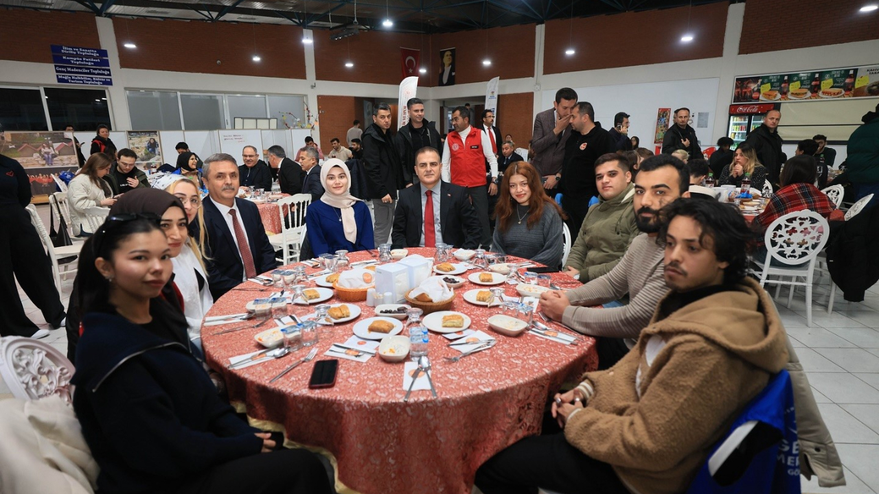 Vali Akbıyık, gençlerle iftar programında buluştu