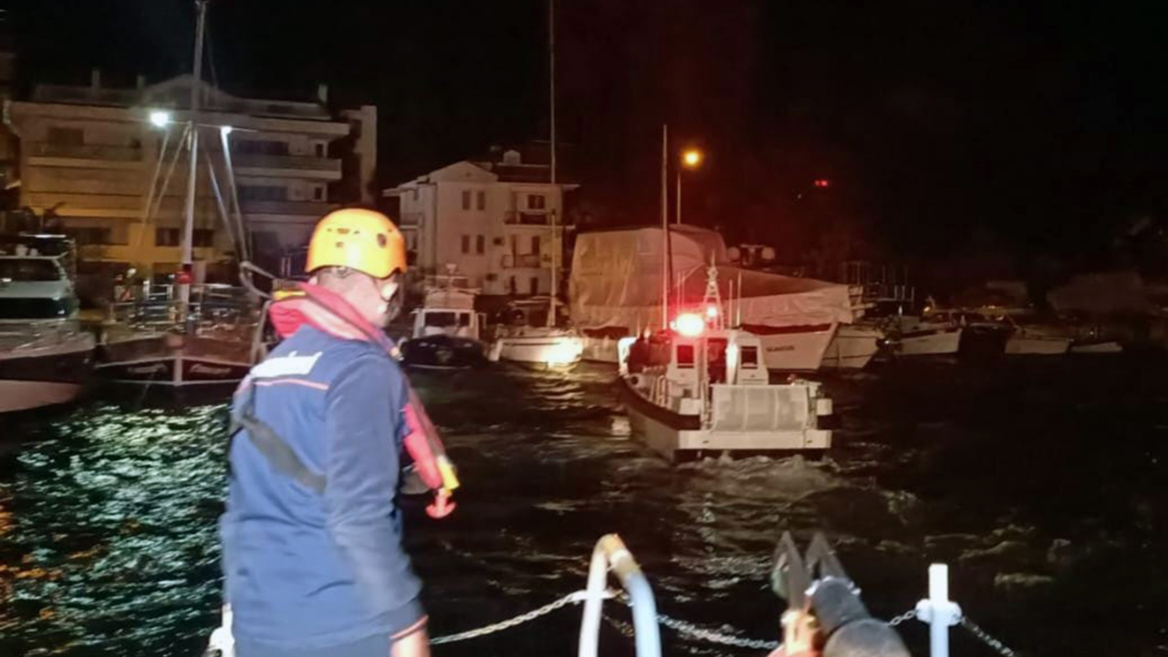 Göcek açıklarında sürüklenen tekneyi Kıyı Emniyet ekipleri kurtardı