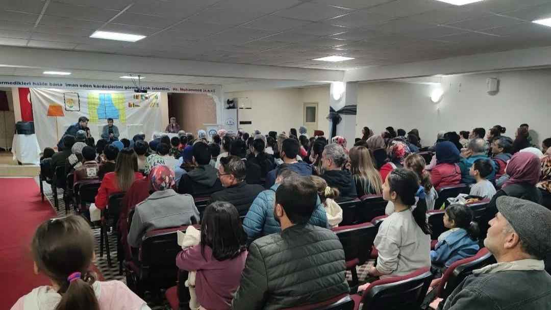 Öğretmenler tiyatro gösterisinde yer aldı