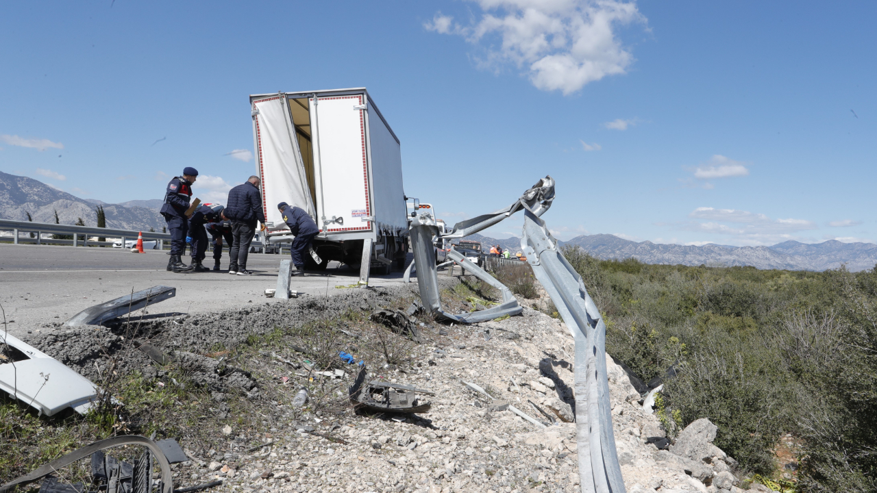 Antalya&#039;da feci kazada 1 kişi hayatını kaybetti, 2 kişi yaralandı