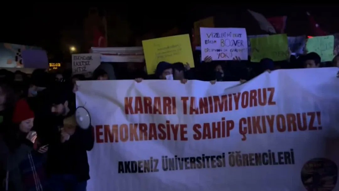 Akdeniz Üniversitesi’ndeki Eylemlere Polis Müdahalesi