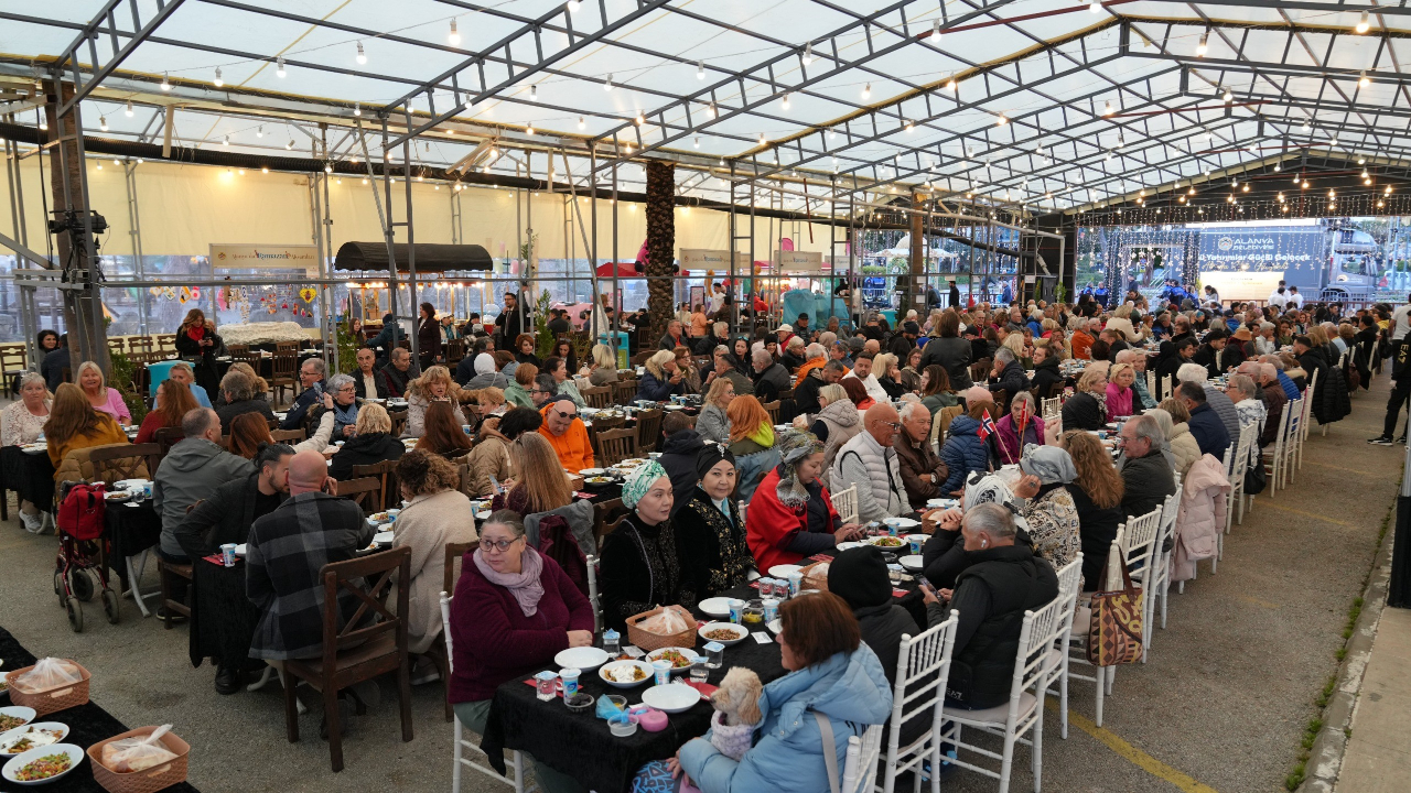 34 ülkeden 450’yi aşkın yerleşik yabancı iftar sofrasında buluştu