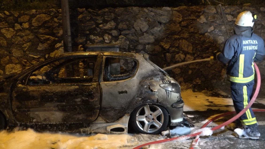 Alanya’da park halindeki otomobil alevlere teslim oldu