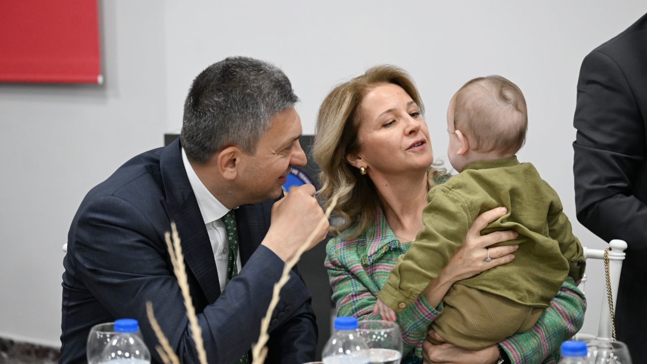 Antalya Valisi Şahin, koruyucu ailelerle iftarda bir araya geldi