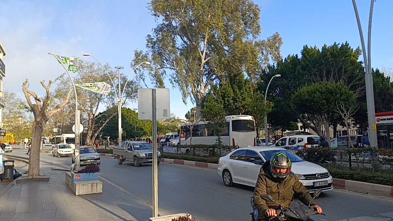 Manavgat'ta bayraklar aydınlatma direğini devirdi, araçlar zarar gördü