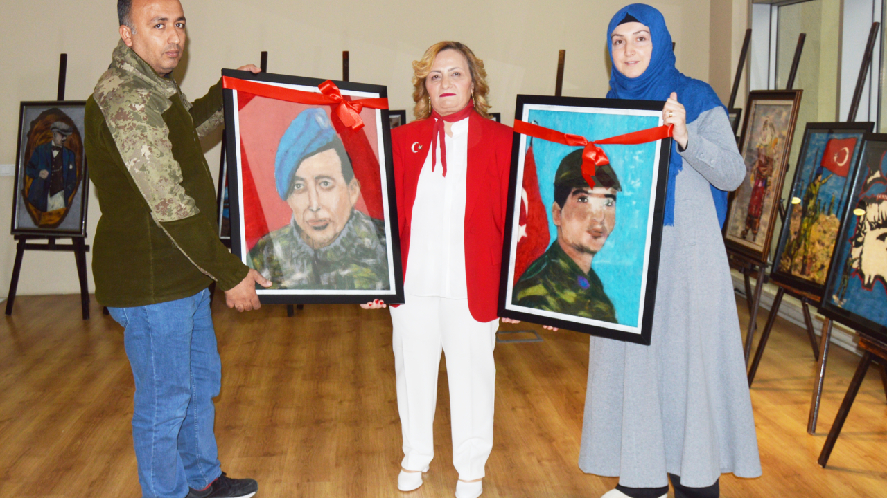 Şehitlere saygı sergisi