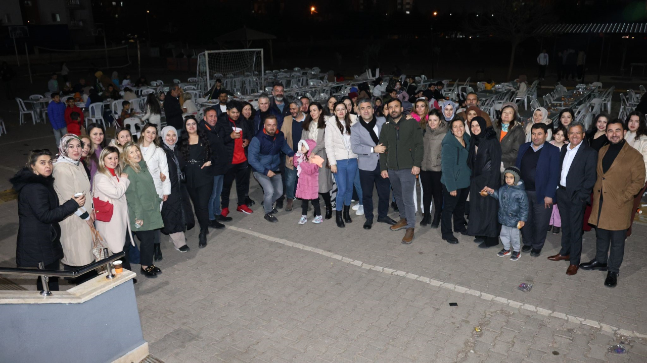 Öğrenci velileri okul bahçesinde düzenlenen iftarda buluştu