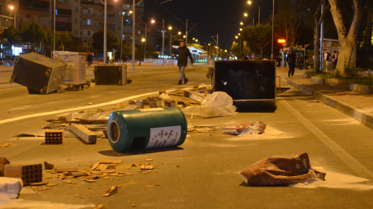 Antalya'da Eylemler Sonrası Sokaklar Harap Oldu