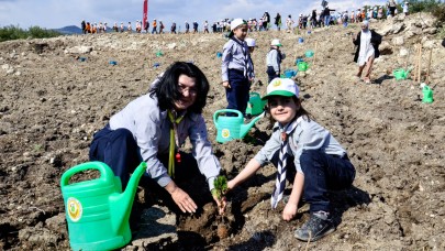 Mersin Valisi Toros, Çocuklarla Fidan Dikti