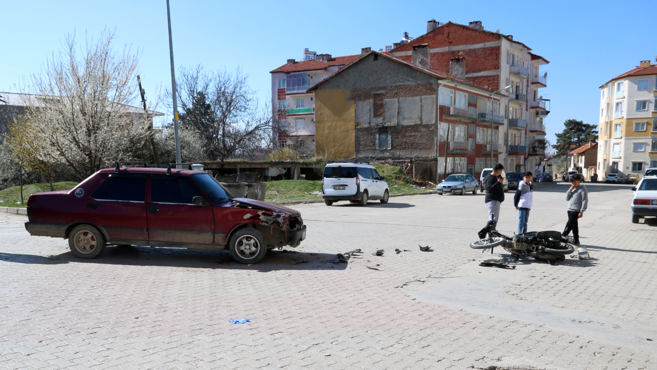 Otomobil ile Motosiklet Kaza Yaptı 1 Kişi Yaralandı.