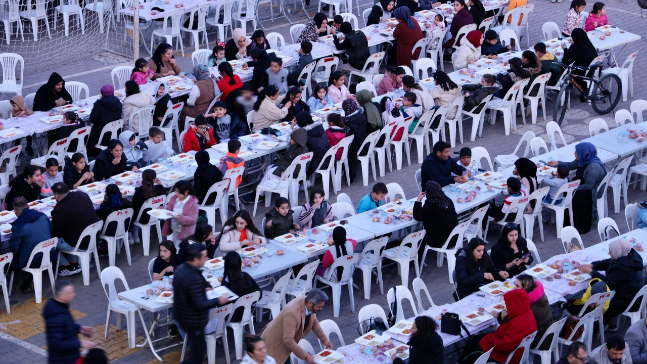 Okul Bahçesinde İftar Buluşması