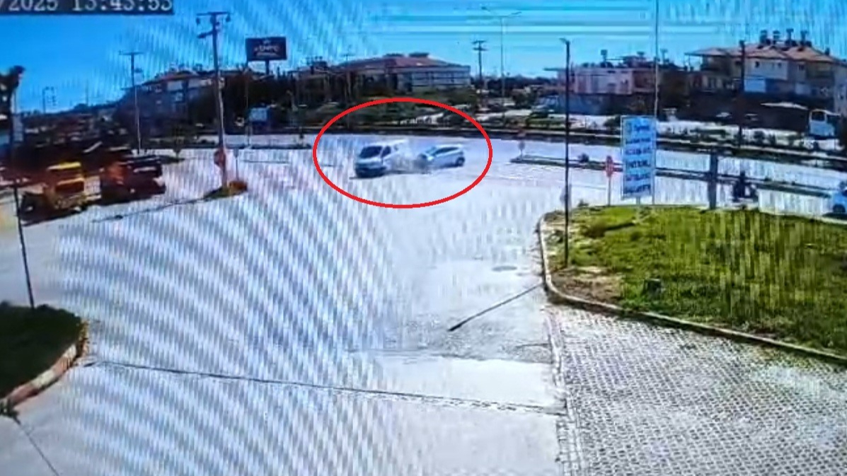 Banka Aracıyla Otomobil Çarpıştı, 1 Yaralı