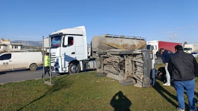 Beton Mikseri ile Kamyonet Çarpıştı, Sürücü Yaralandı