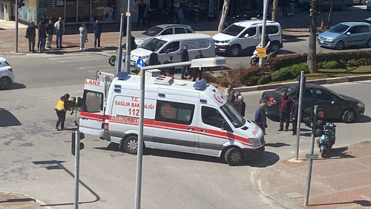 Yasağa rağmen 'U' dönüşü yapan otomobile motosiklet çarptı: 2 yaralı