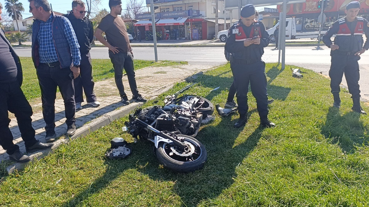 Kırmızı ışık ihlali yapan motosiklet kamyonetle çarpıştı