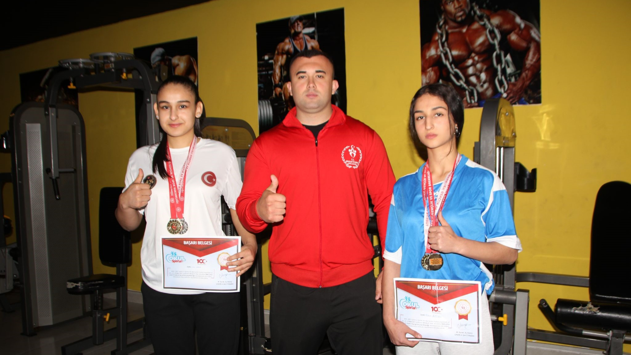 Genç kızların hedefi bilek güreşinde dünya şampiyonu olmak