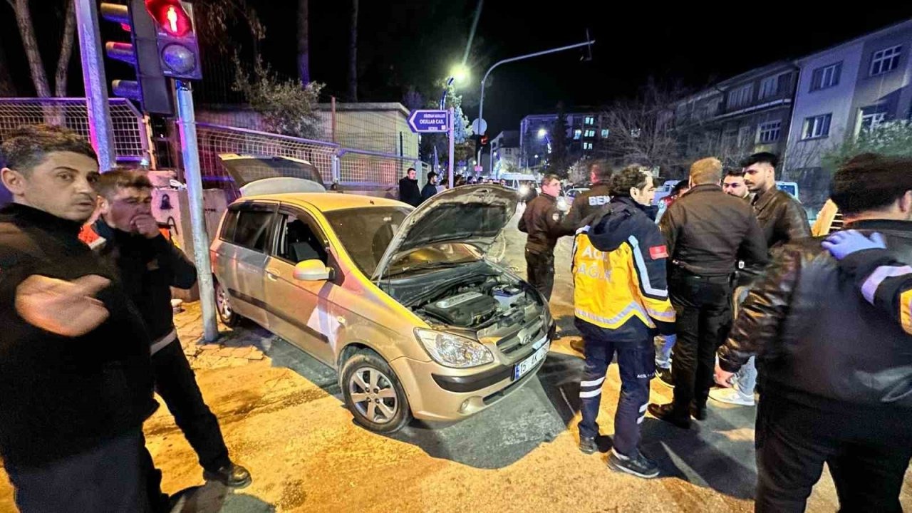 Kamyonet ile otomobil çarpıştı: 1 yaralı