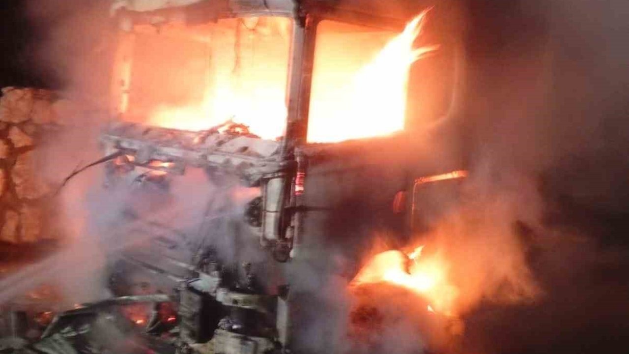 Mersin’de yanan tır kullanılamaz hale geldi