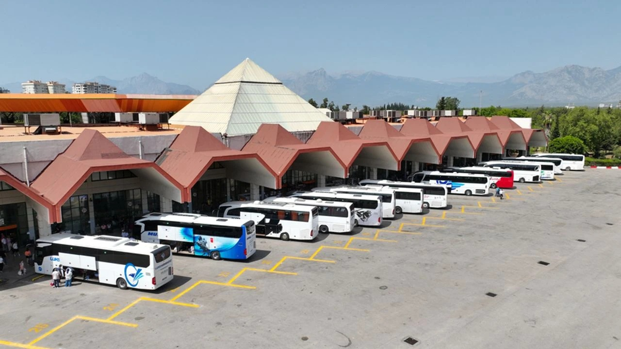 Bayram Öncesi Antalya Otogarı’nda Yoğunluk Yaşanmaya Başladı