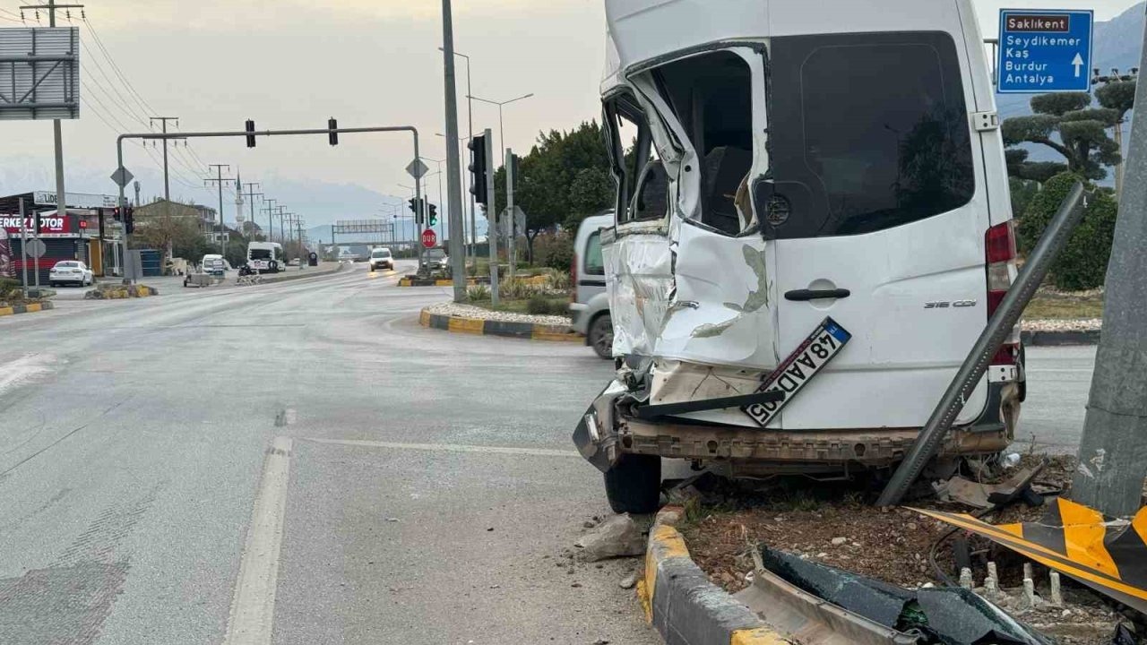 Fethiye’de servis minibüsü ile kamyon çarpıştı: 4 yaralı