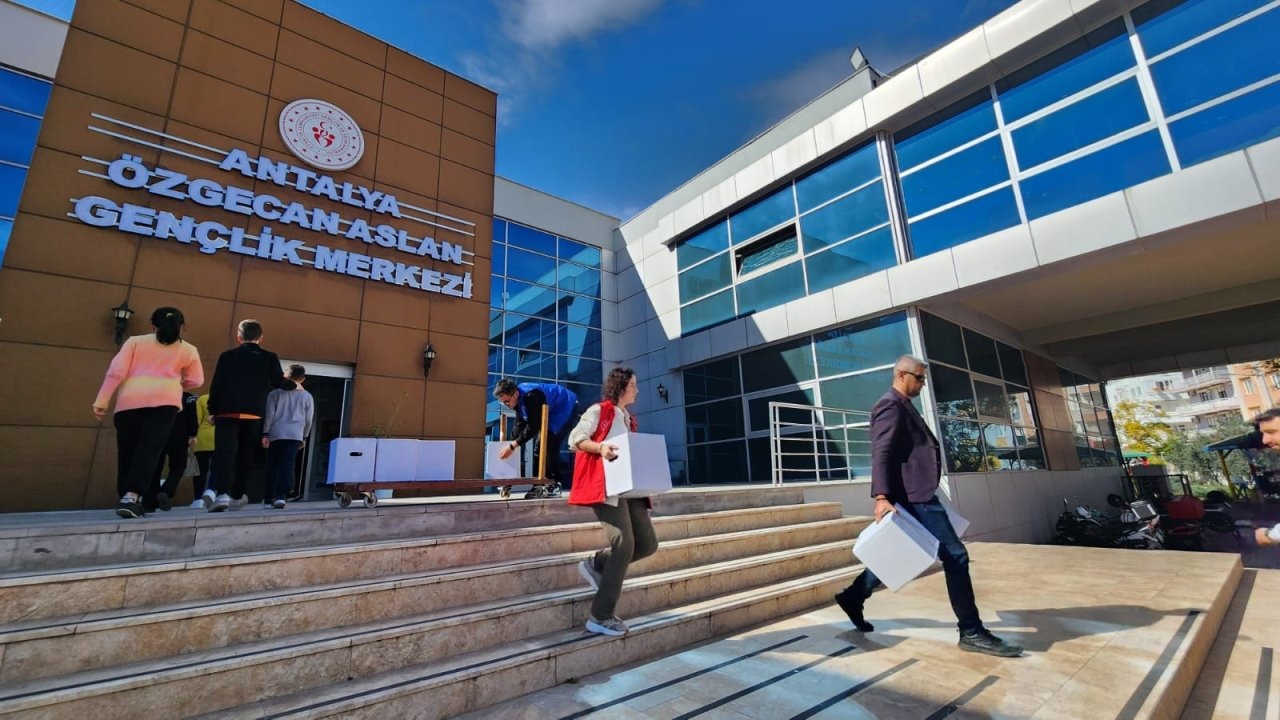 Hayırseverlerden gelen gıda kolileri ihtiyaç sahipleriyle buluşturuldu