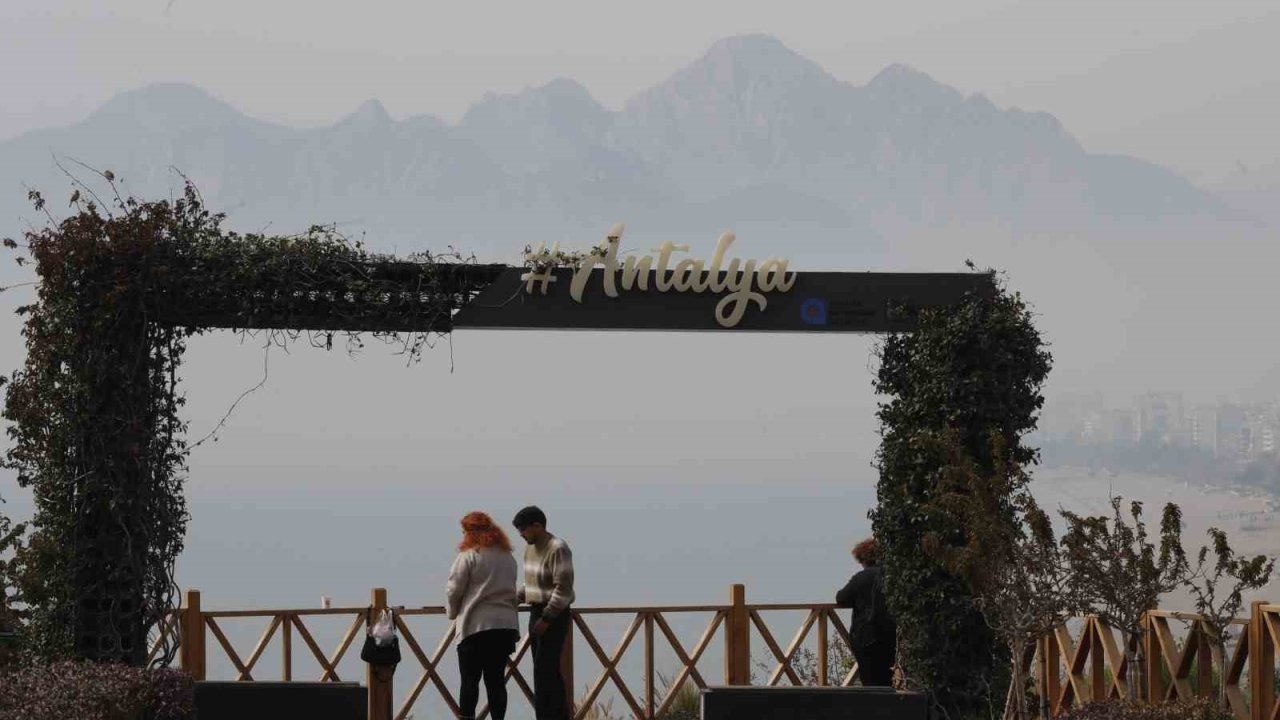 Meteoroloji uyarmıştı: Antalya’da toz taşınımı etkili oldu, görüş mesafesi düştü