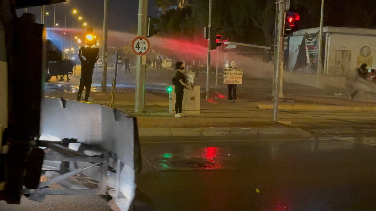 Antalya'da 'İmamoğlu' protestosunda göstericilere TOMA'lı müdahale; 15 gözaltı