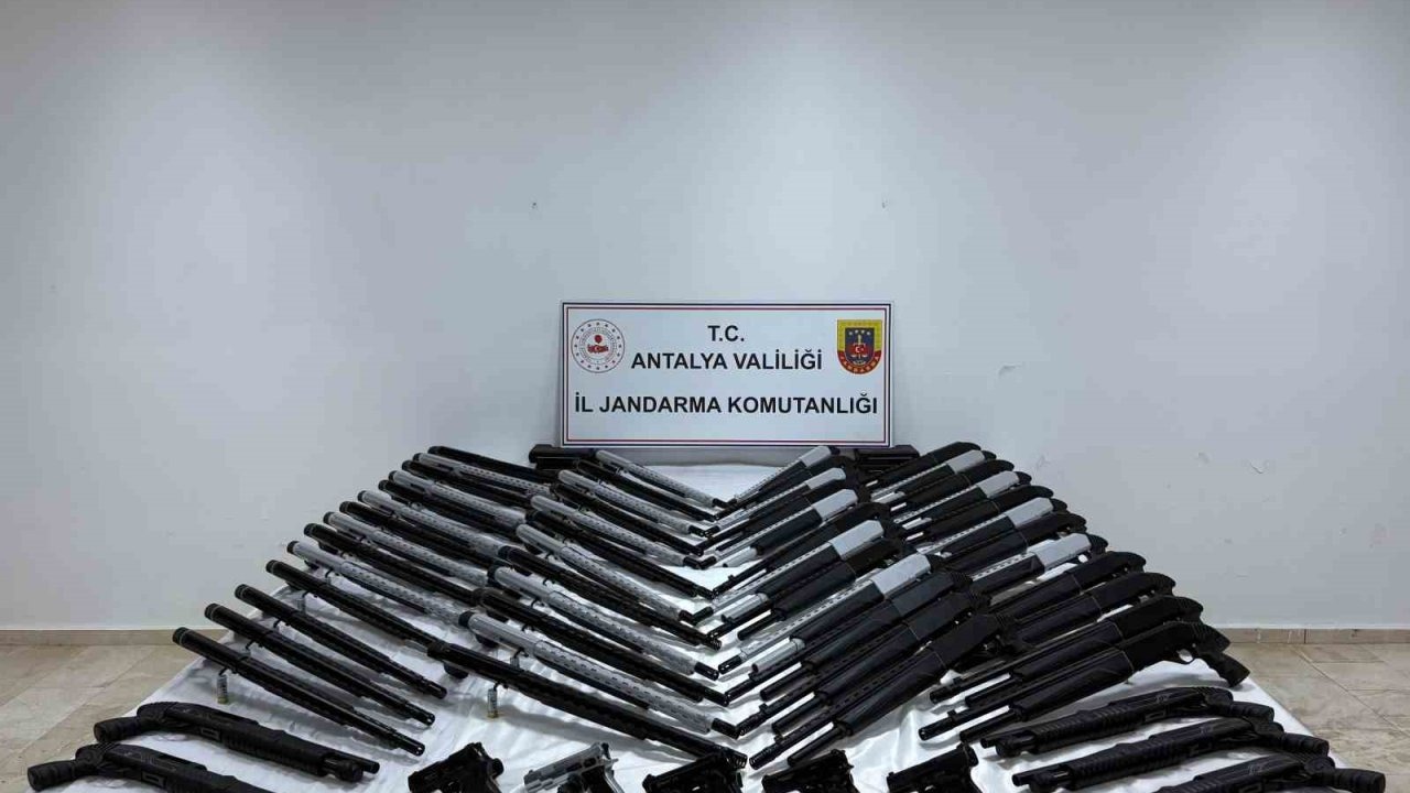 Serik’te ruhsatsız silah operasyonu
