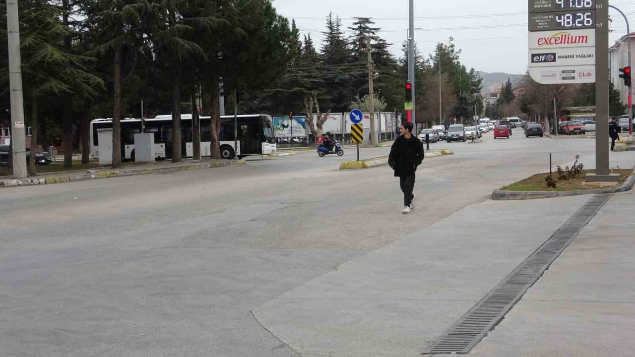 Kavgayı ayırmak isterken kulağından ısırıldı