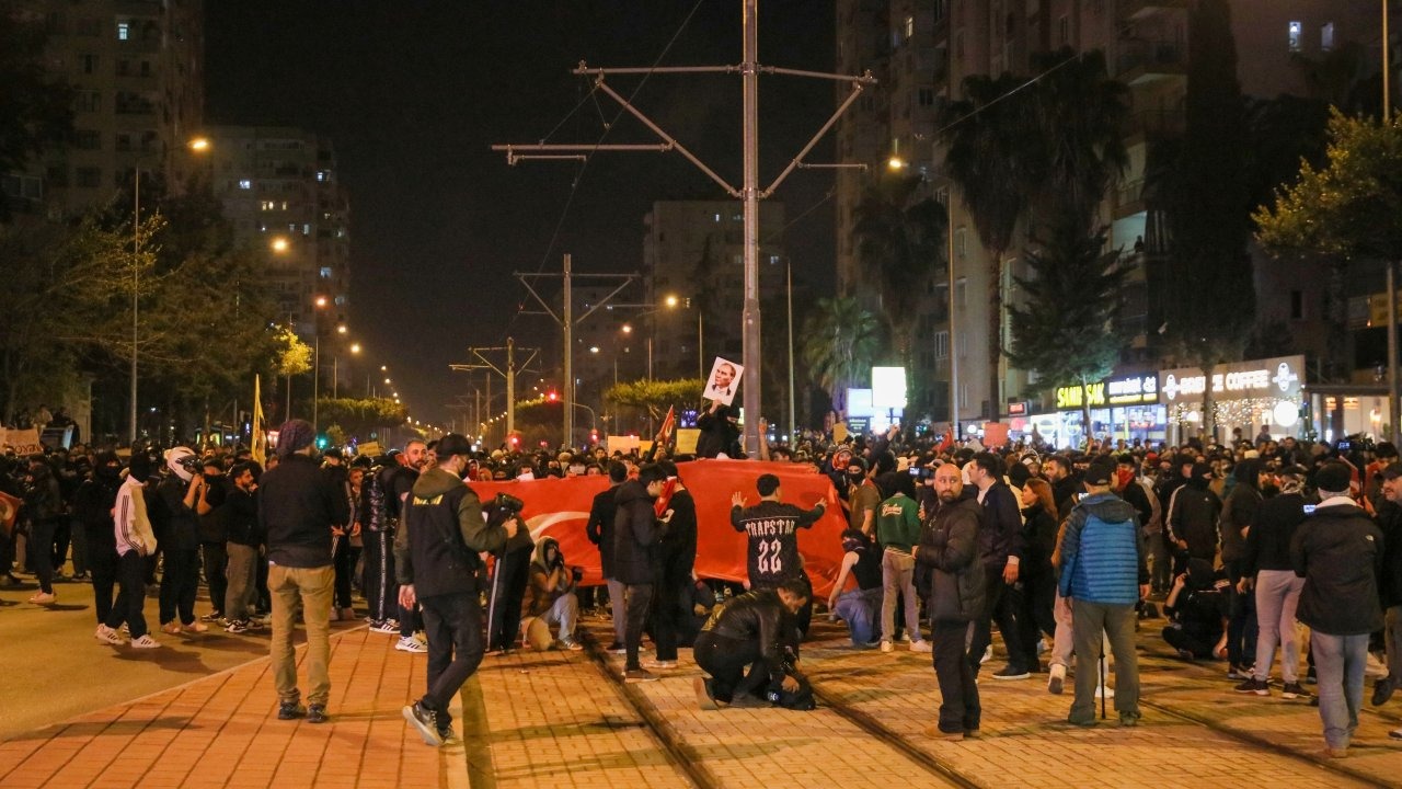 Antalya'da bir gösterici, polisten aldığı megafonla 'sükunet' uyarısı yaptı