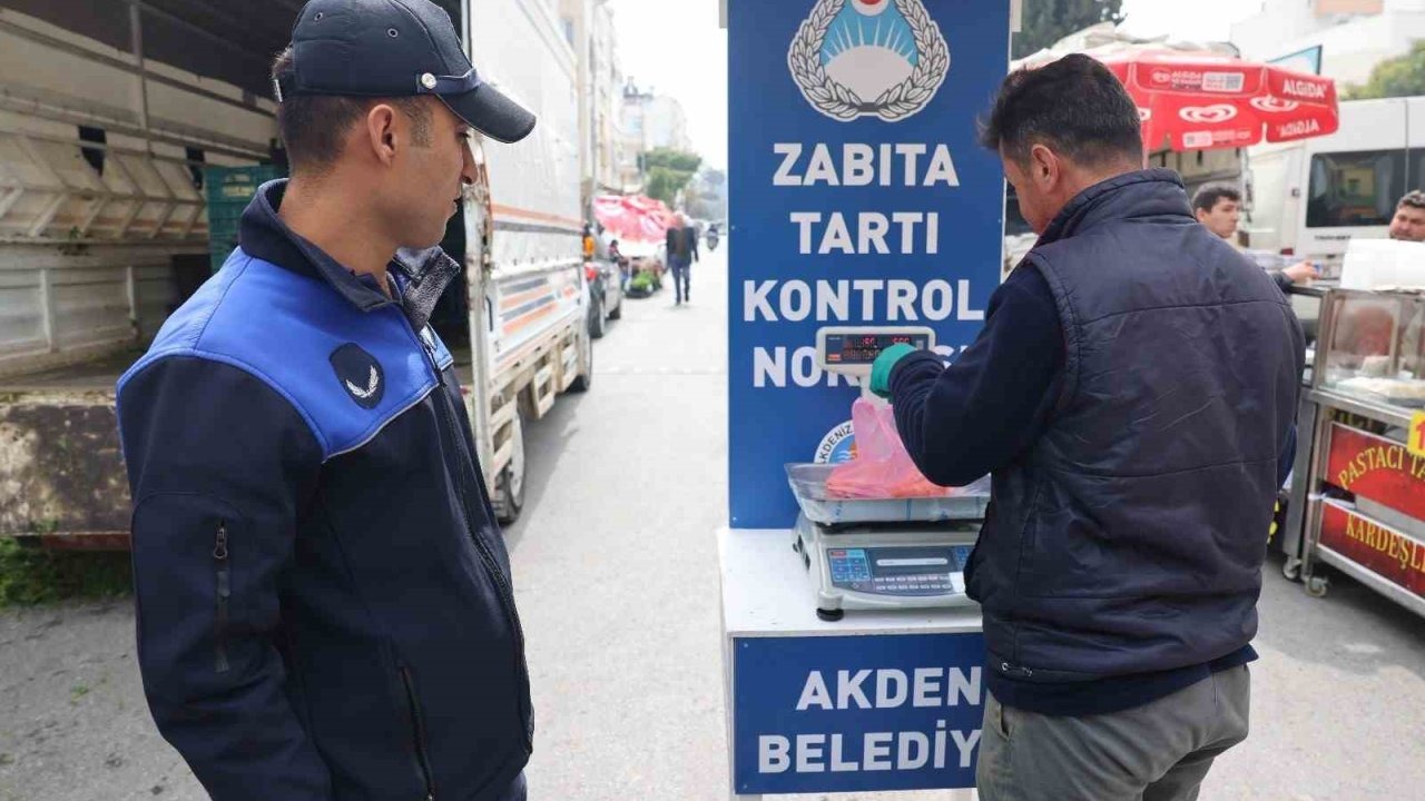 Akdeniz Belediyesi zabıta ekipleri pazar yerini denetledi